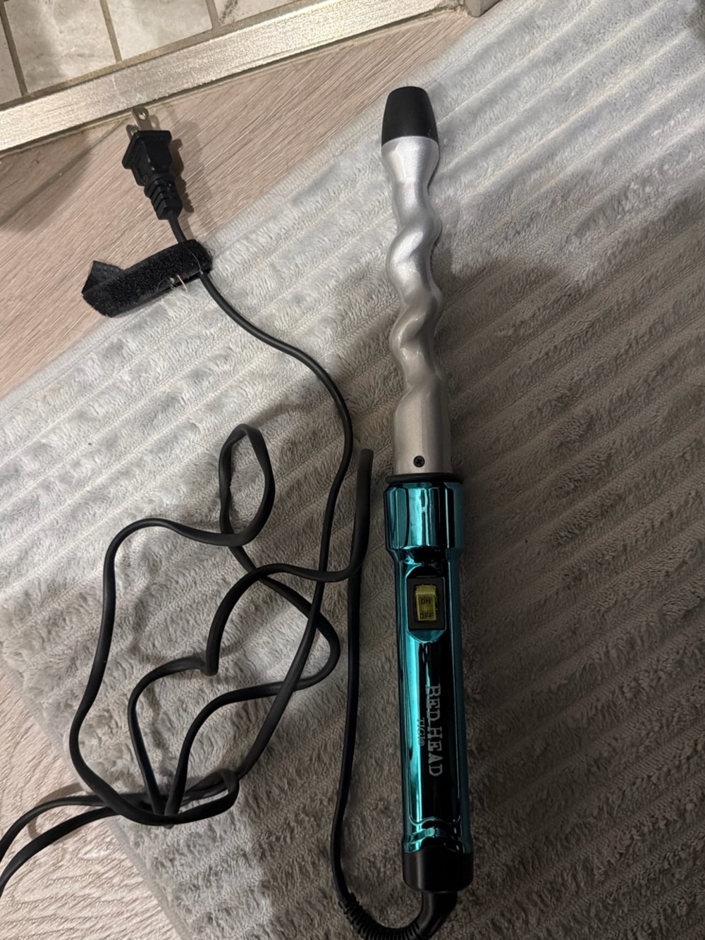 Bed Head Spiral Curling Wand in Teal and Silver
